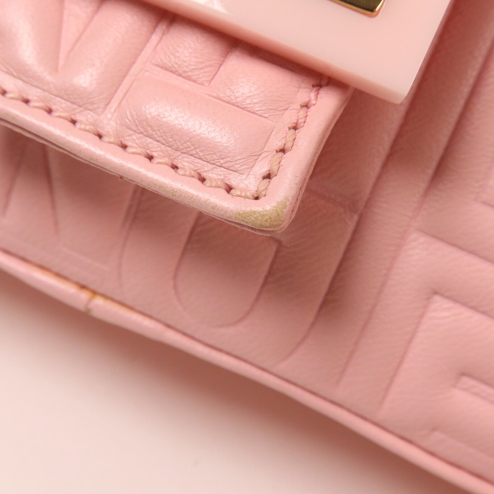 FENDI 牛皮皮革Embossed Baguette肩背袋