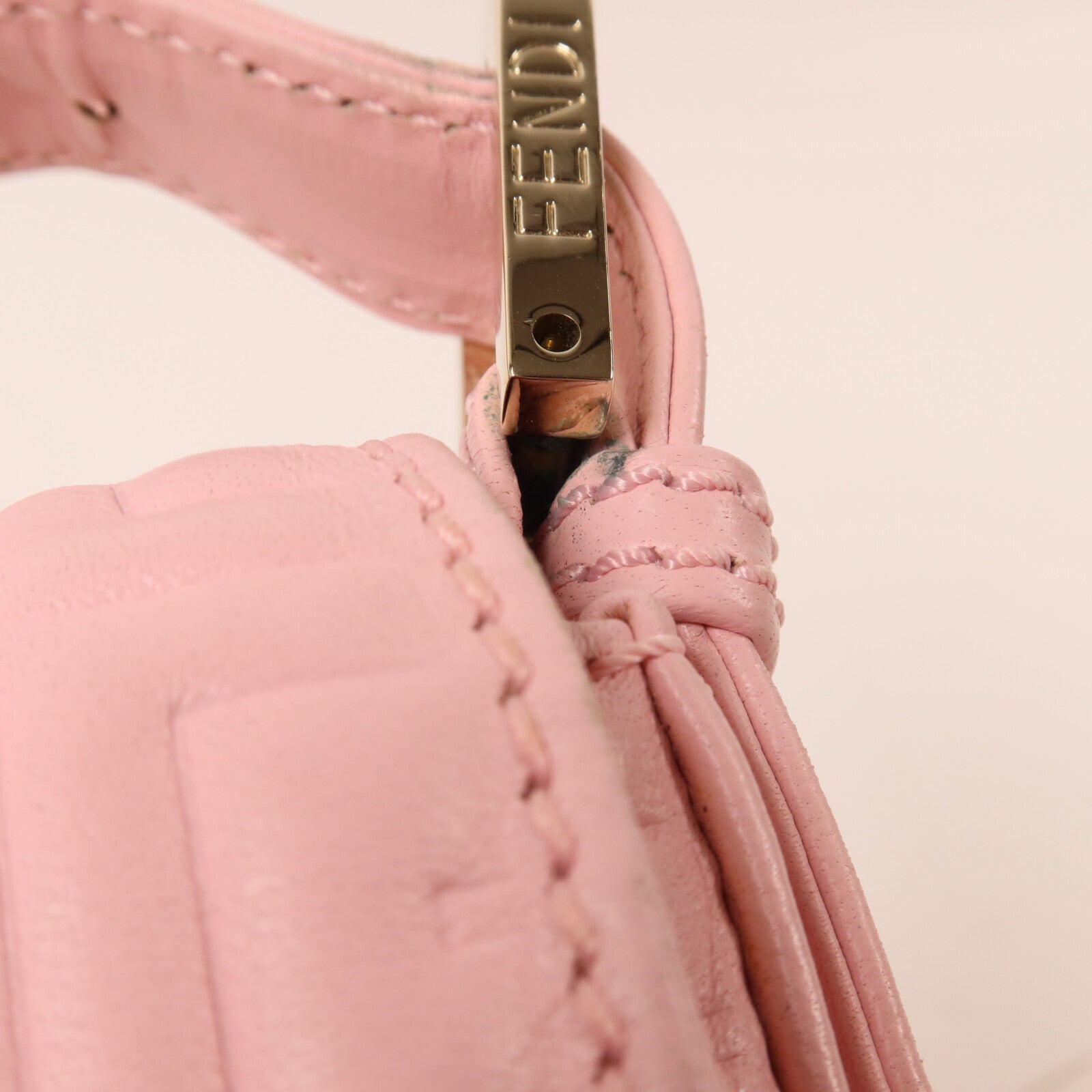 FENDI 牛皮皮革Embossed Baguette肩背袋