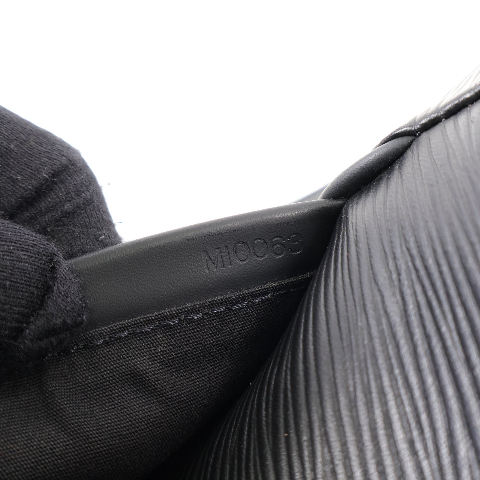 LOUIS VUITTON Epi Matsy金扣肩背袋