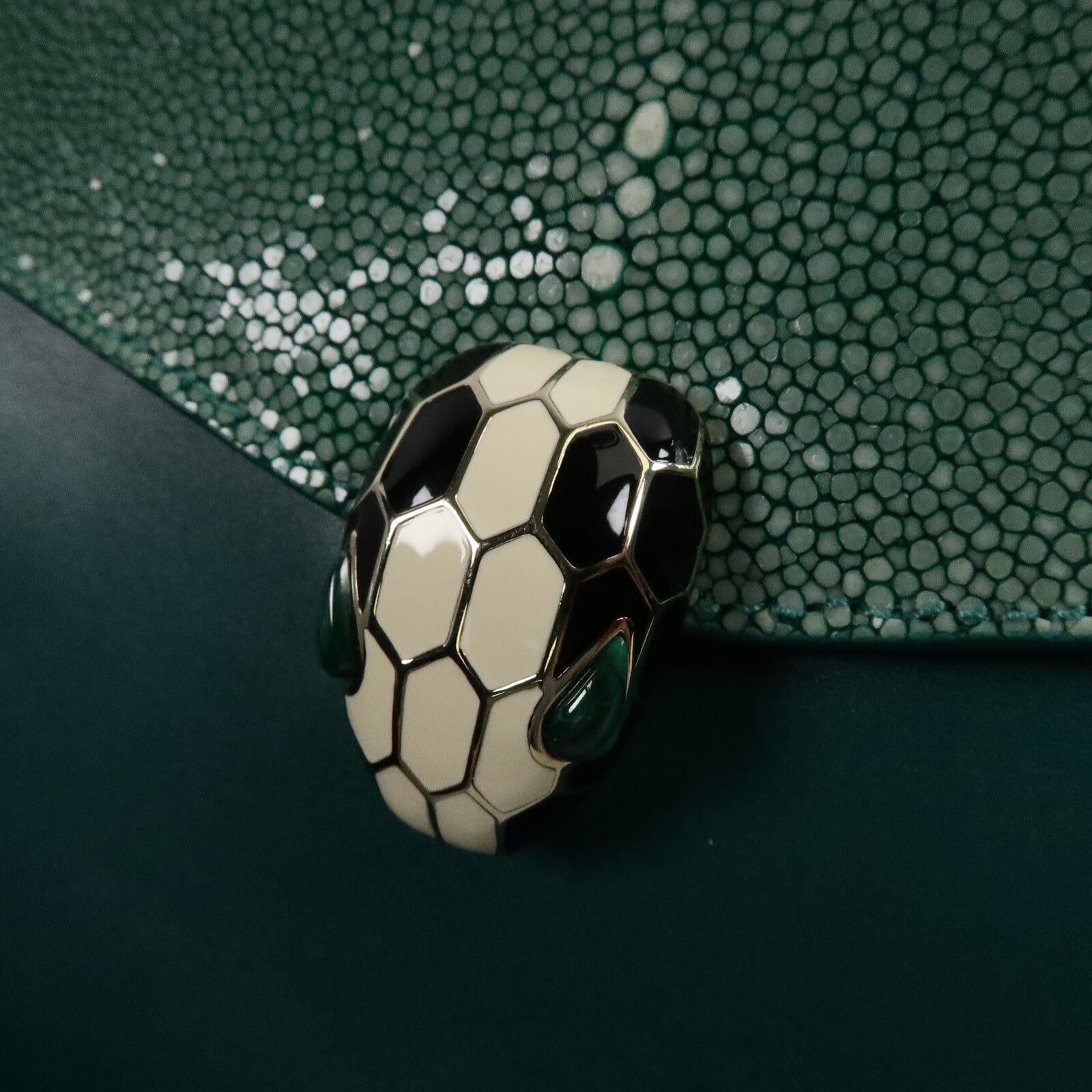 BVLGARI 魔鬼魚皮革/牛皮皮革Serpenti Forever Small鏈帶肩背袋
