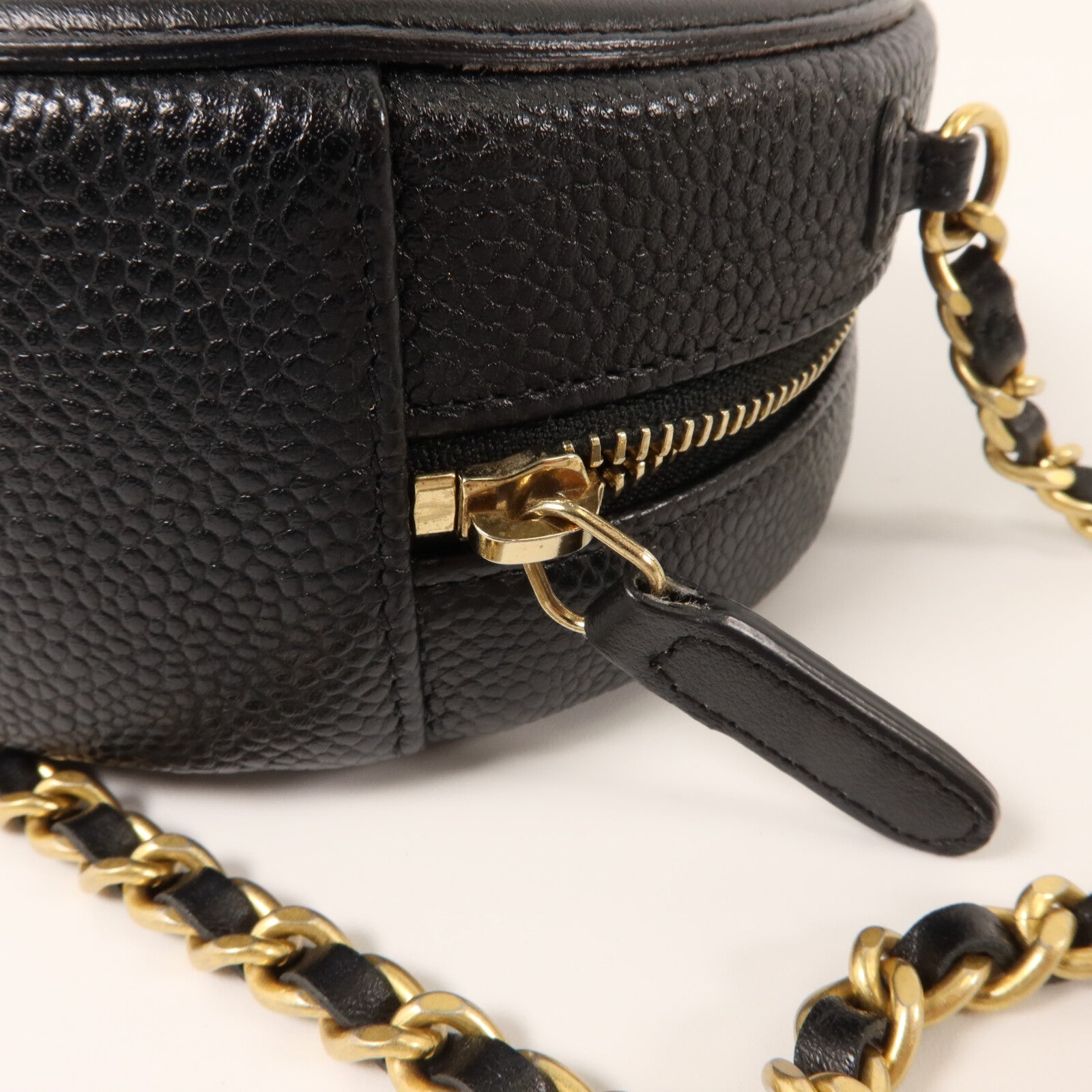 CHANEL 牛皮皮革Round CC Filigree Bag鏈帶肩背袋