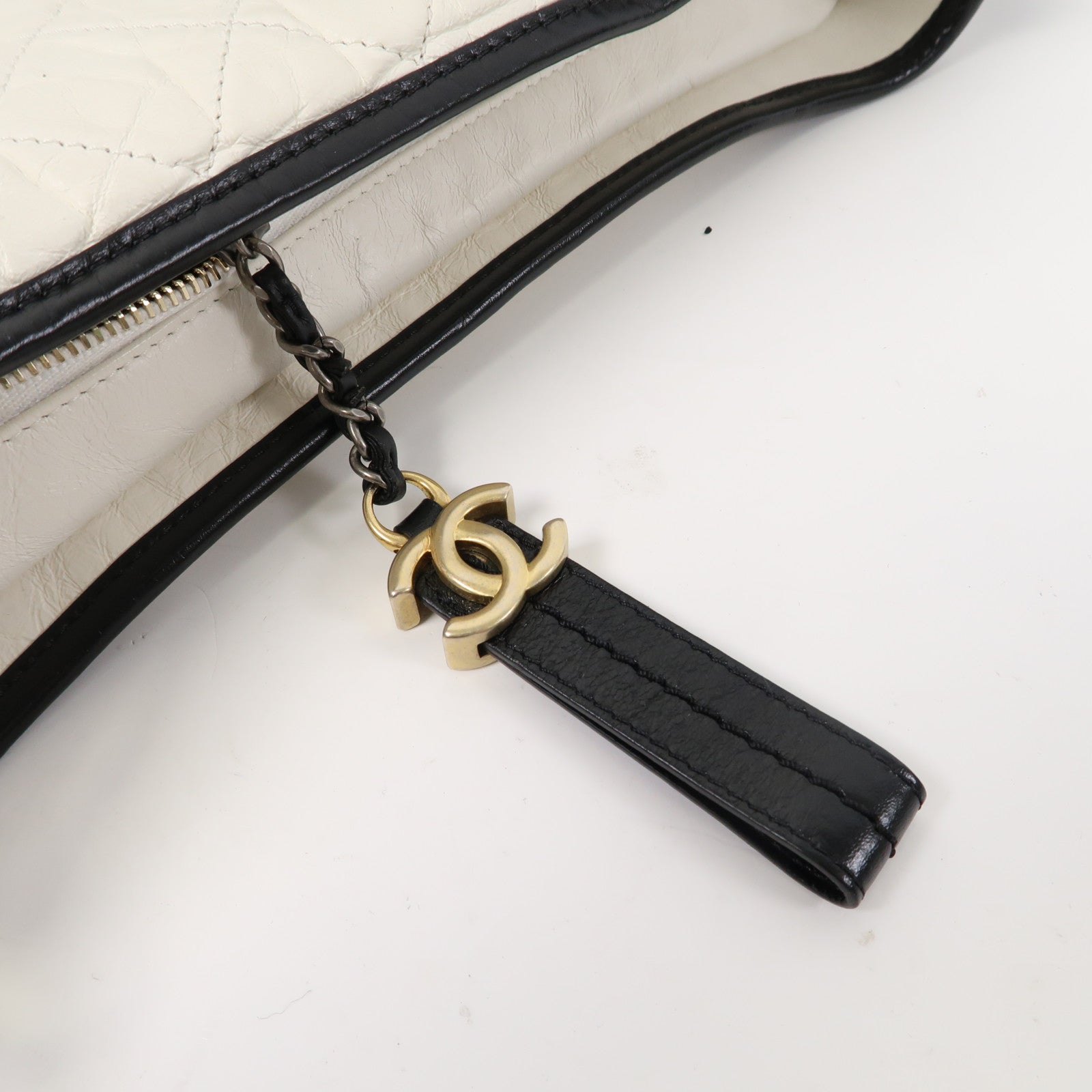 CHANEL 【激減優惠】菱格皮革Gabrielle鏈帶肩背袋白色/黑色