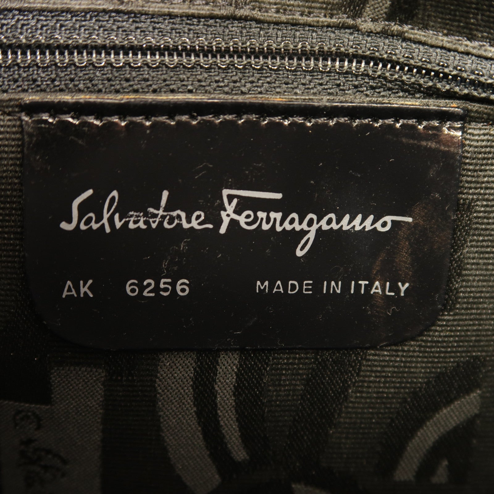 Salvatore Ferragamo 【激減優惠】牛皮皮革Shoulder Bag銀扣肩背袋