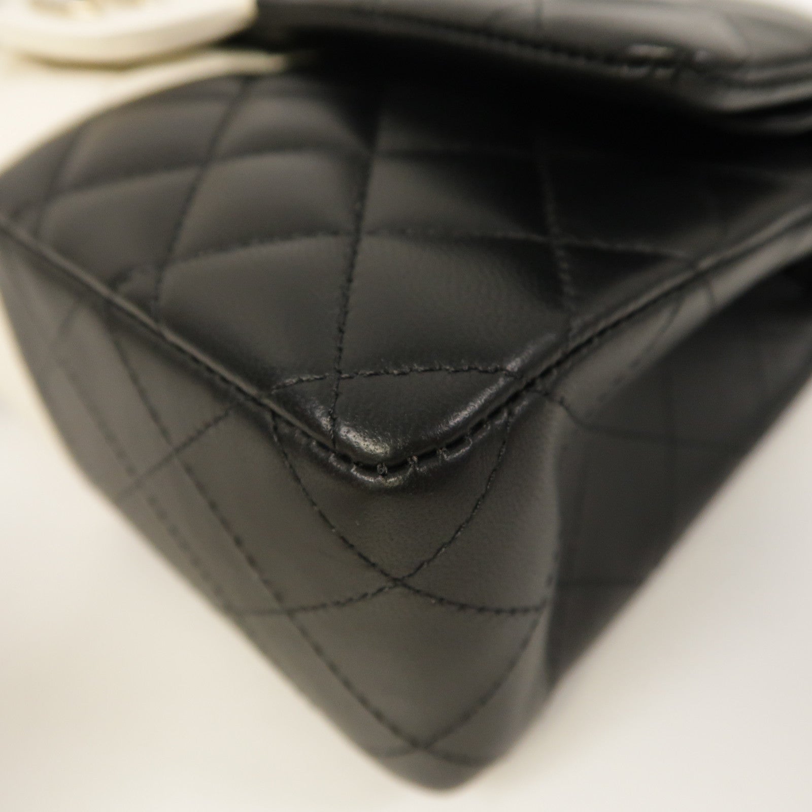 CHANEL 【激減優惠】菱格羊皮皮革Classic 25金扣鏈帶肩背袋黑色/白色