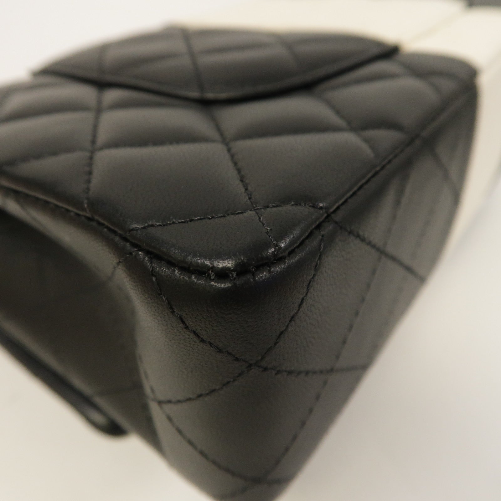 CHANEL 【激減優惠】菱格羊皮皮革Classic 25金扣鏈帶肩背袋黑色/白色
