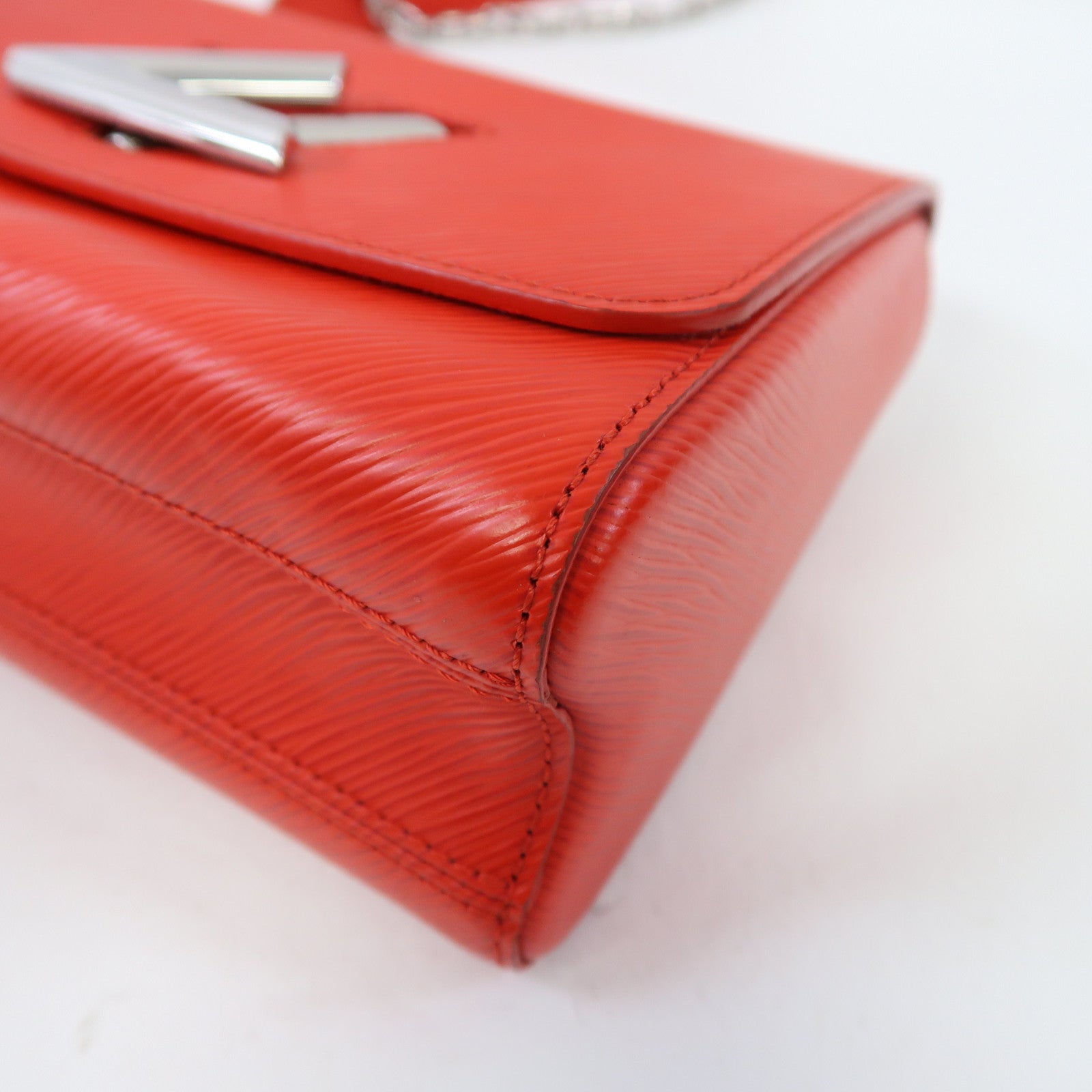 LOUIS VUITTON Epi皮革Twist MM銀扣鏈帶肩背袋紅色