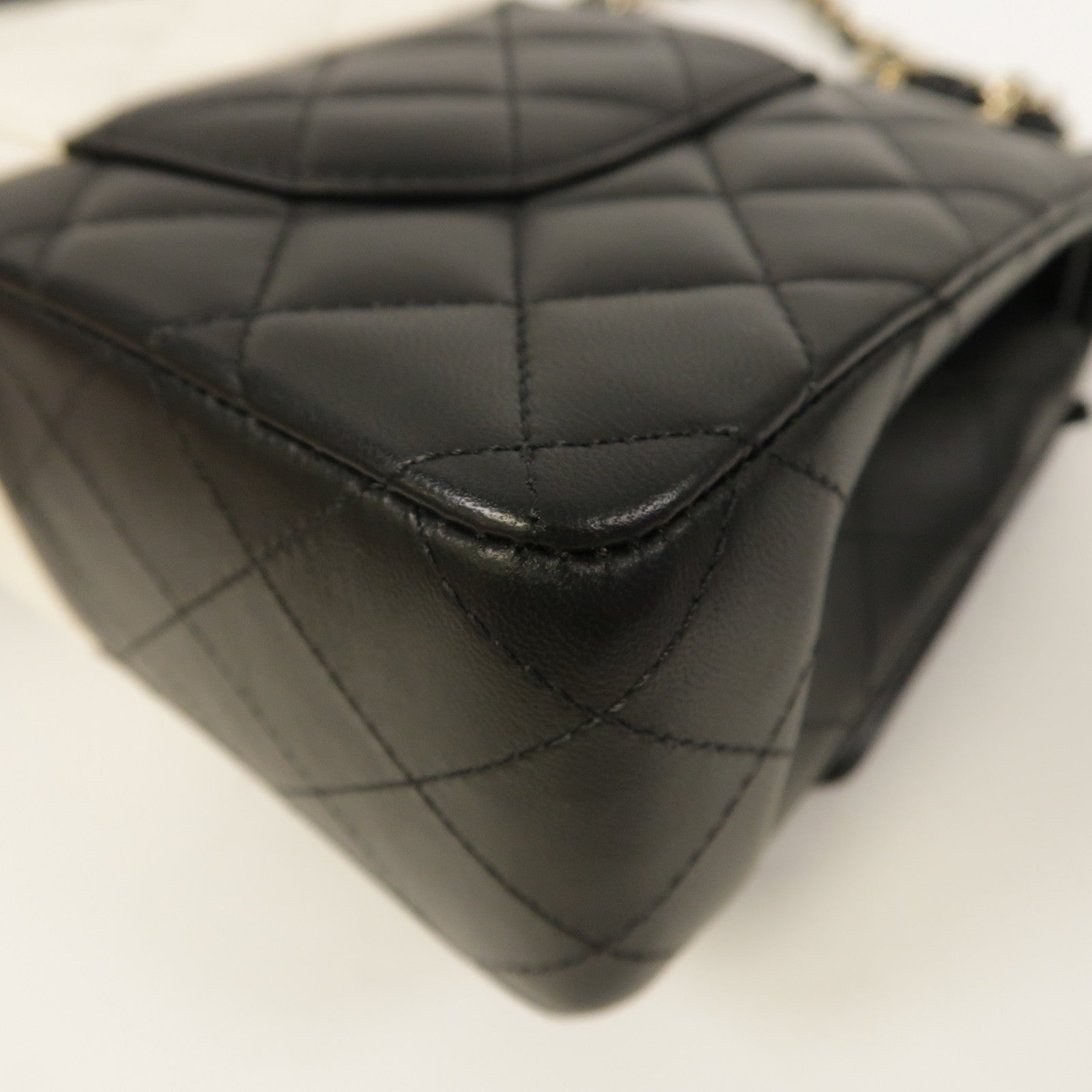 CHANEL 【激減優惠】菱格羊皮皮革Classic 25金扣鏈帶肩背袋黑色/白色