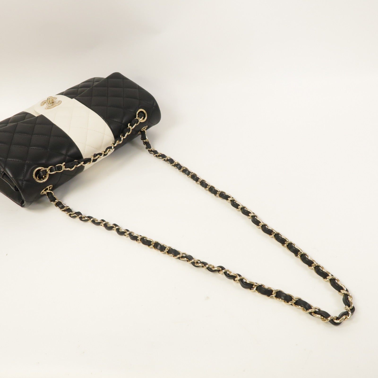 CHANEL 【激減優惠】菱格羊皮皮革Classic 25金扣鏈帶肩背袋黑色/白色