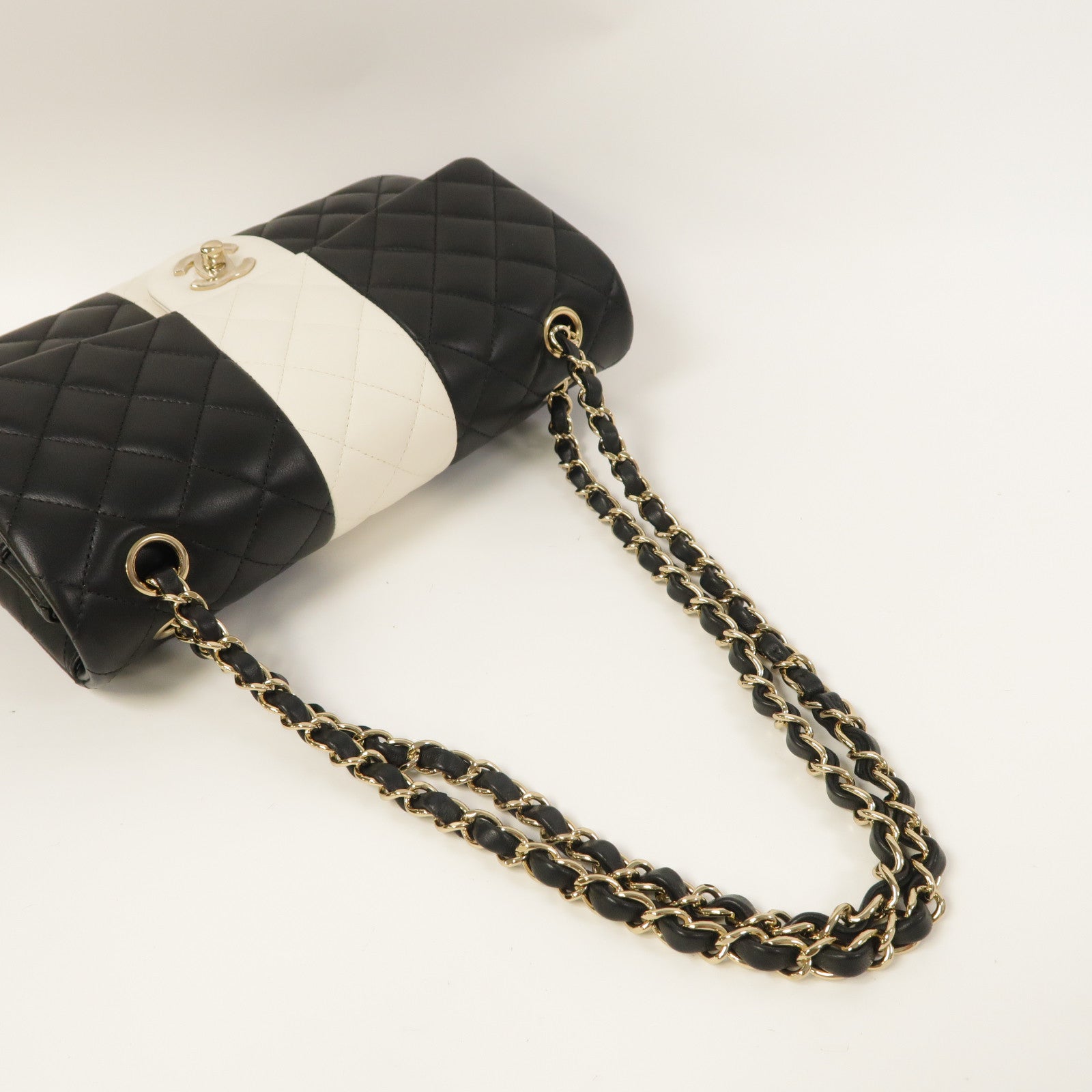 CHANEL 【激減優惠】菱格羊皮皮革Classic 25金扣鏈帶肩背袋黑色/白色