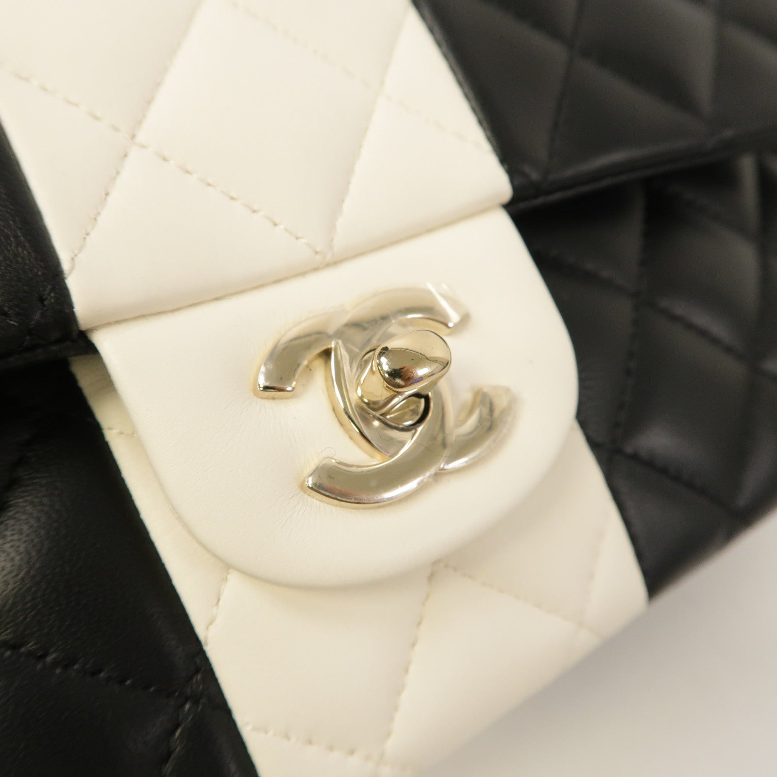 CHANEL 【激減優惠】菱格羊皮皮革Classic 25金扣鏈帶肩背袋黑色/白色
