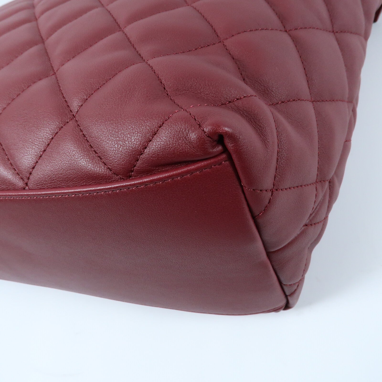 CHANEL 牛皮皮革Maxi Hobo金扣肩背袋