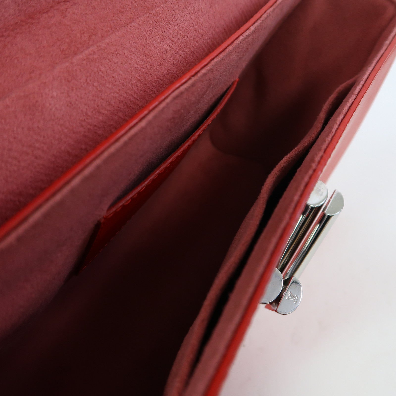 LOUIS VUITTON Epi皮革Twist MM銀扣鏈帶肩背袋紅色