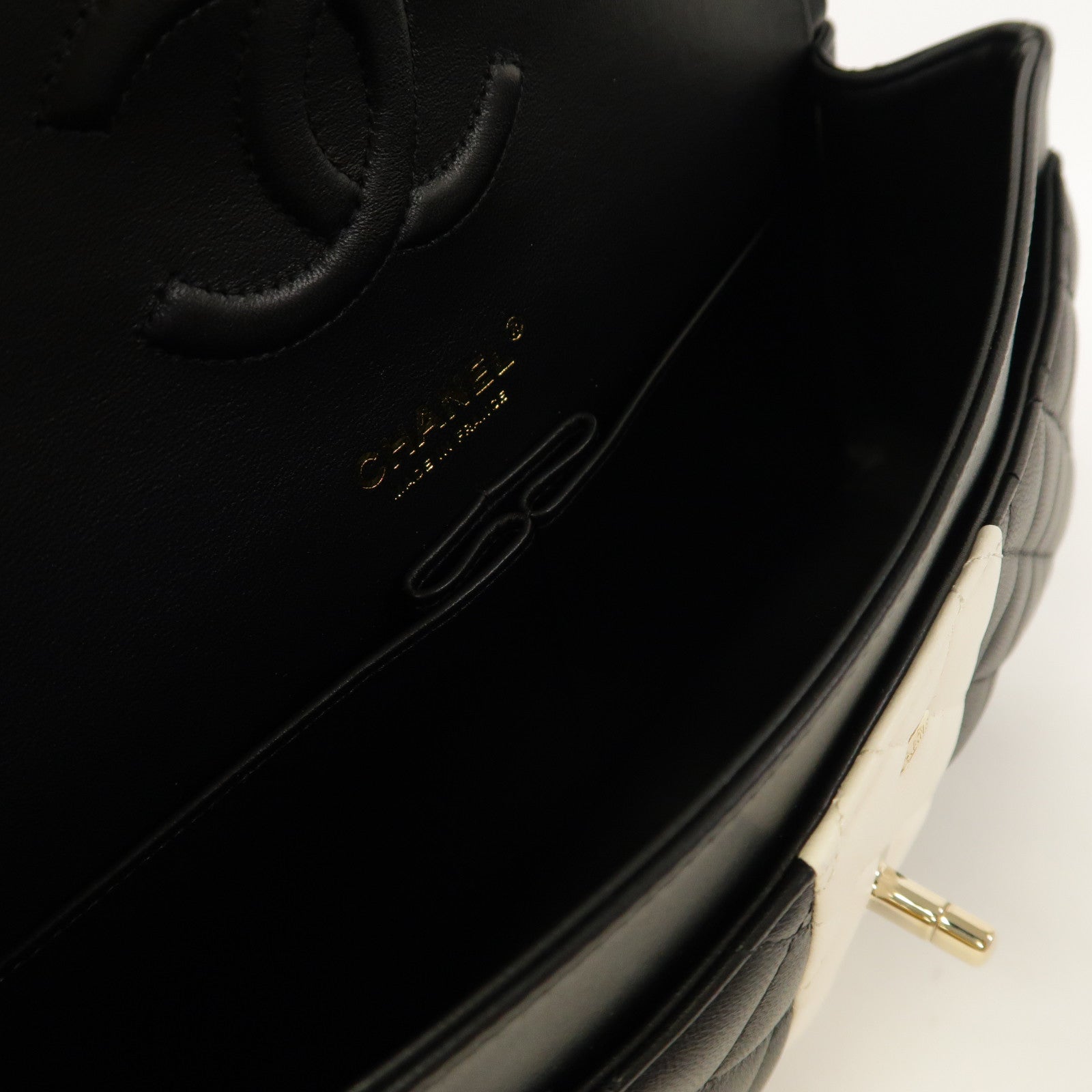 CHANEL 【激減優惠】菱格羊皮皮革Classic 25金扣鏈帶肩背袋黑色/白色