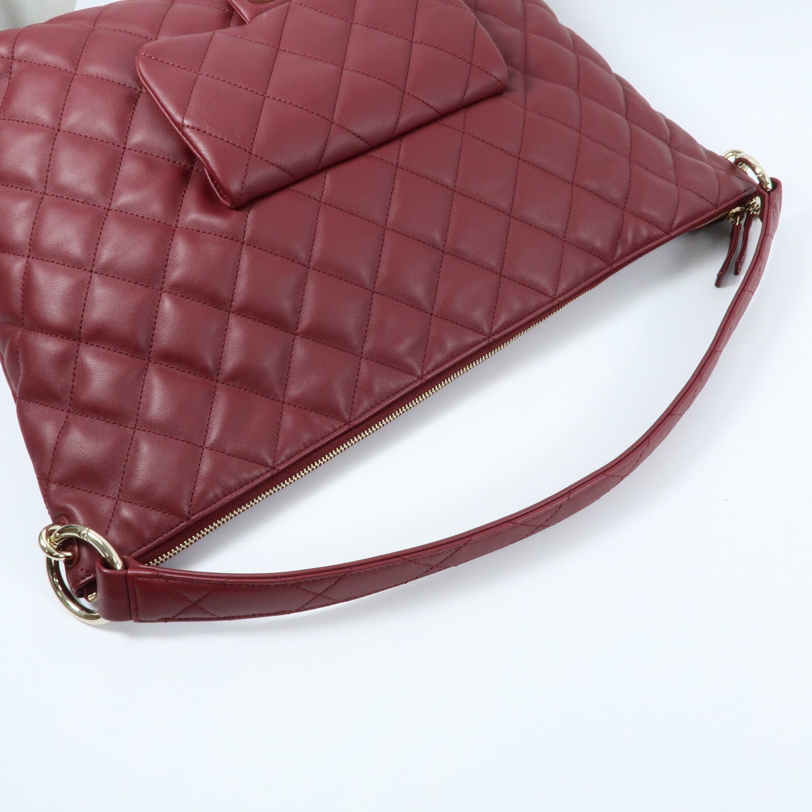 CHANEL 牛皮皮革Maxi Hobo金扣肩背袋