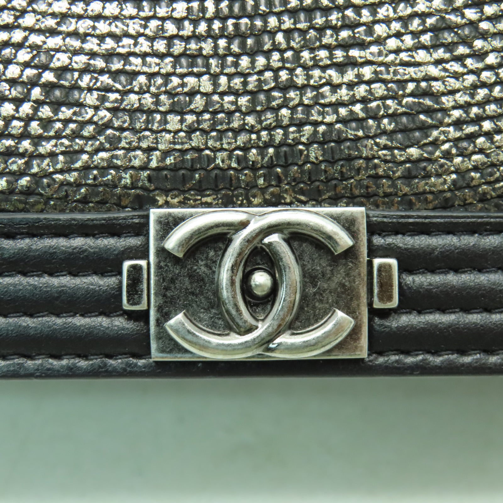 CHANEL **【激減優惠】蜥蝪皮革Wallet On Chain銀扣鏈帶肩背袋金色/黑色