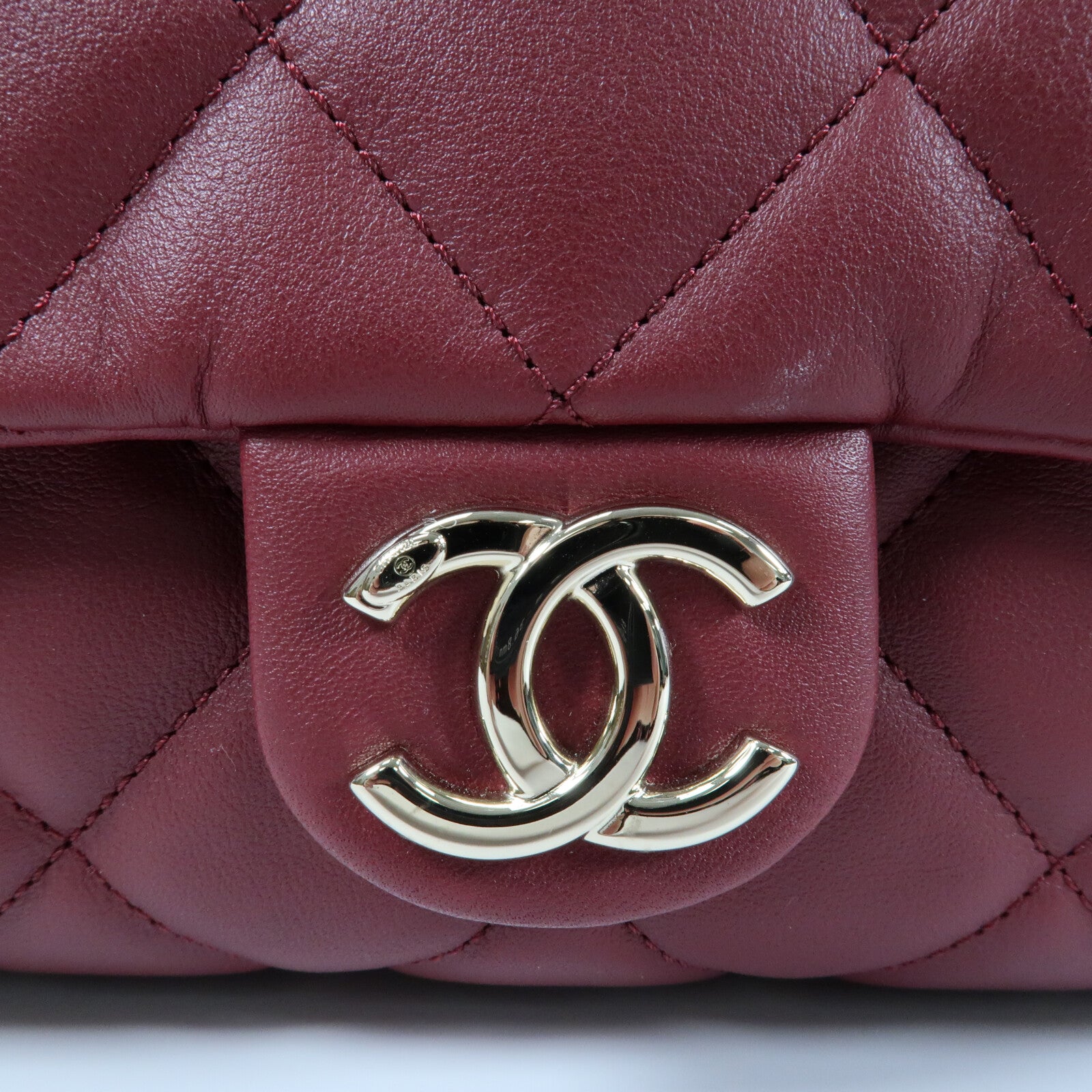 CHANEL 牛皮皮革Maxi Hobo金扣肩背袋