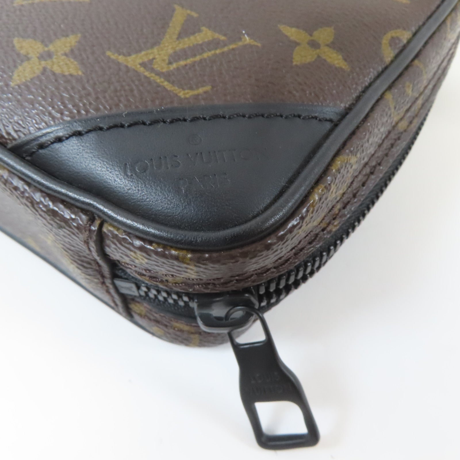 LOUIS VUITTON 【激減優惠】Monogram Utility Front Bag肩背袋啡色