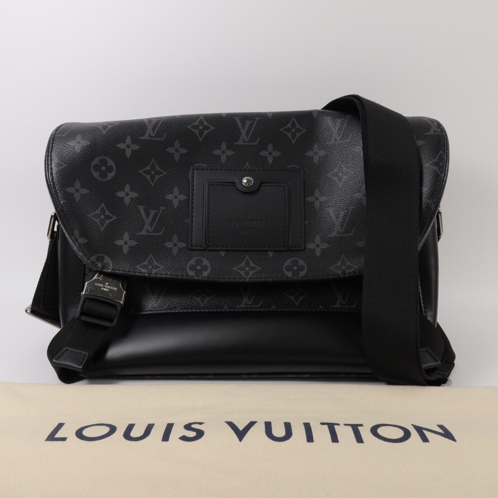 LOUIS VUITTON Monogram Eclipse Messenger PM Voyager肩背袋