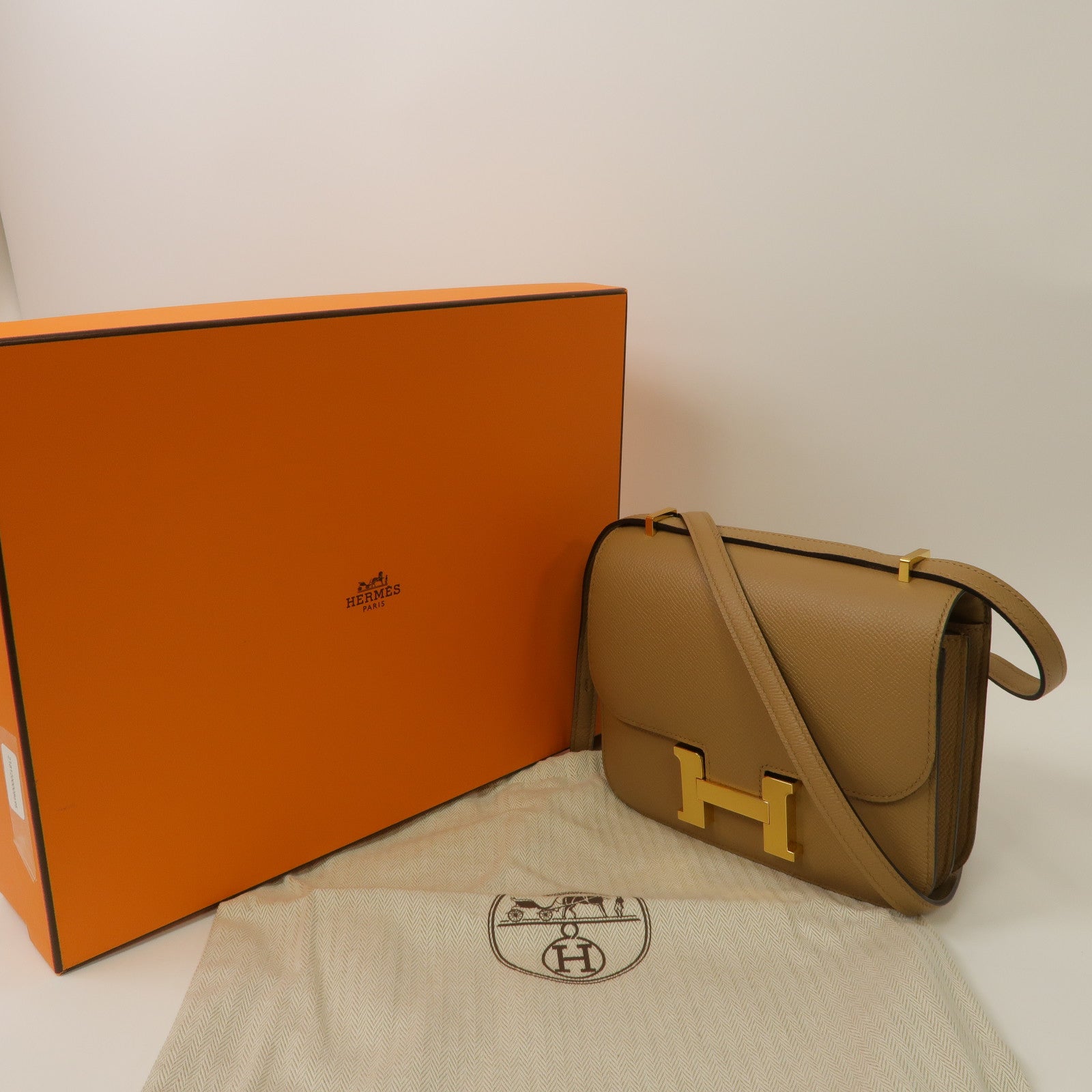 HERMES Epsom皮革Constance Mini金扣肩背袋Beige de weimar