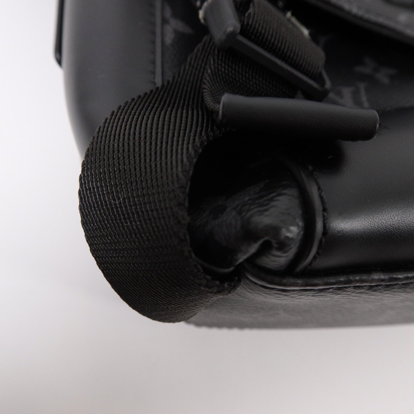 LOUIS VUITTON Monogram Eclipse Messenger PM Voyager肩背袋