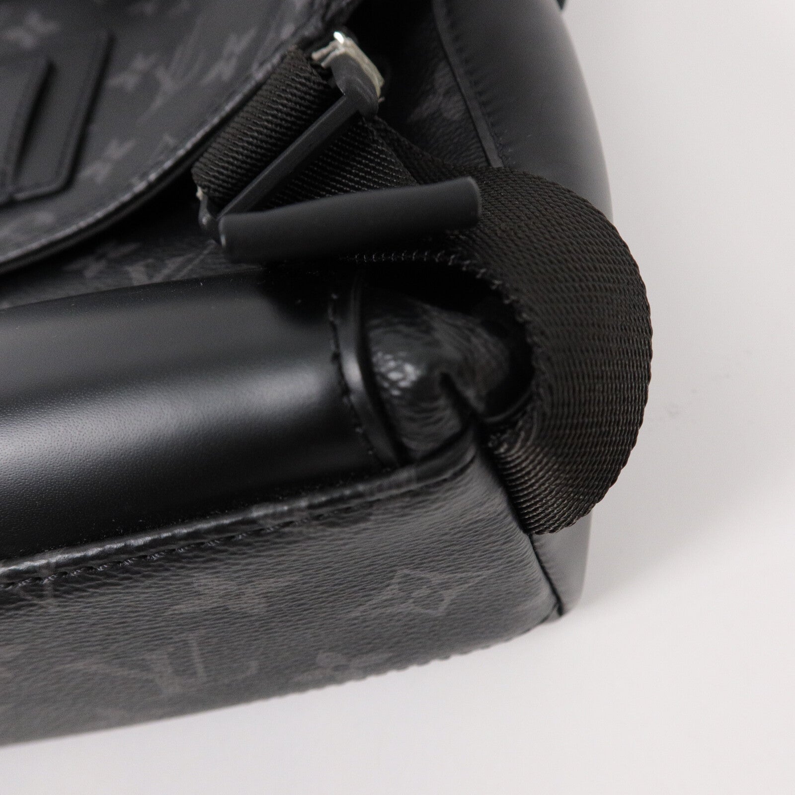 LOUIS VUITTON Monogram Eclipse Messenger PM Voyager肩背袋