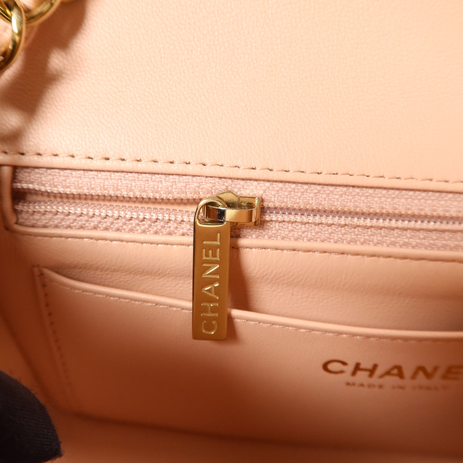 CHANEL 牛皮皮革Mini Classic 20金扣鏈帶肩背袋