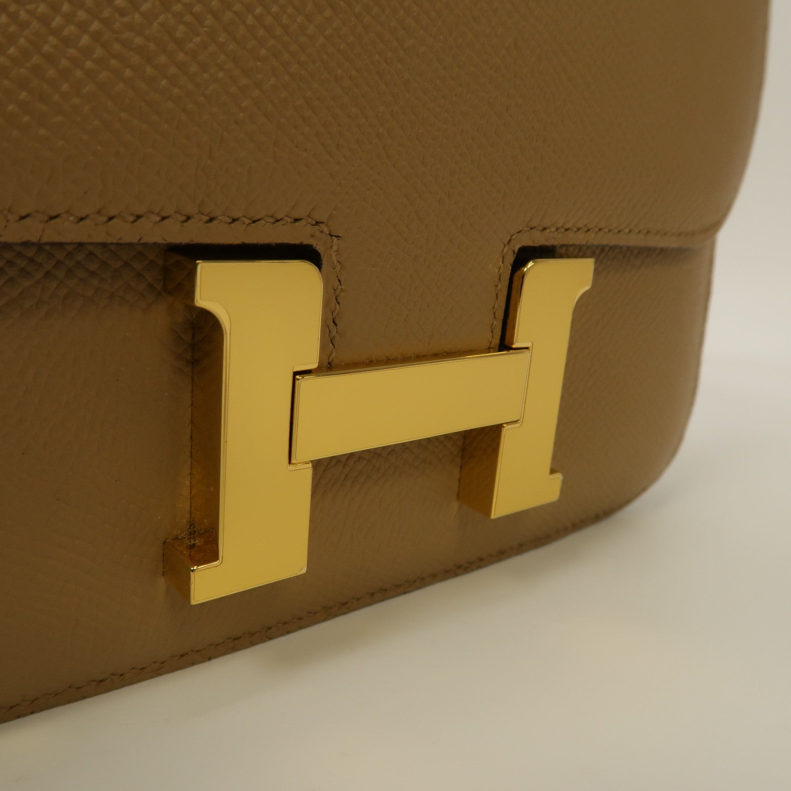 HERMES Epsom皮革Constance Mini金扣肩背袋Beige de weimar