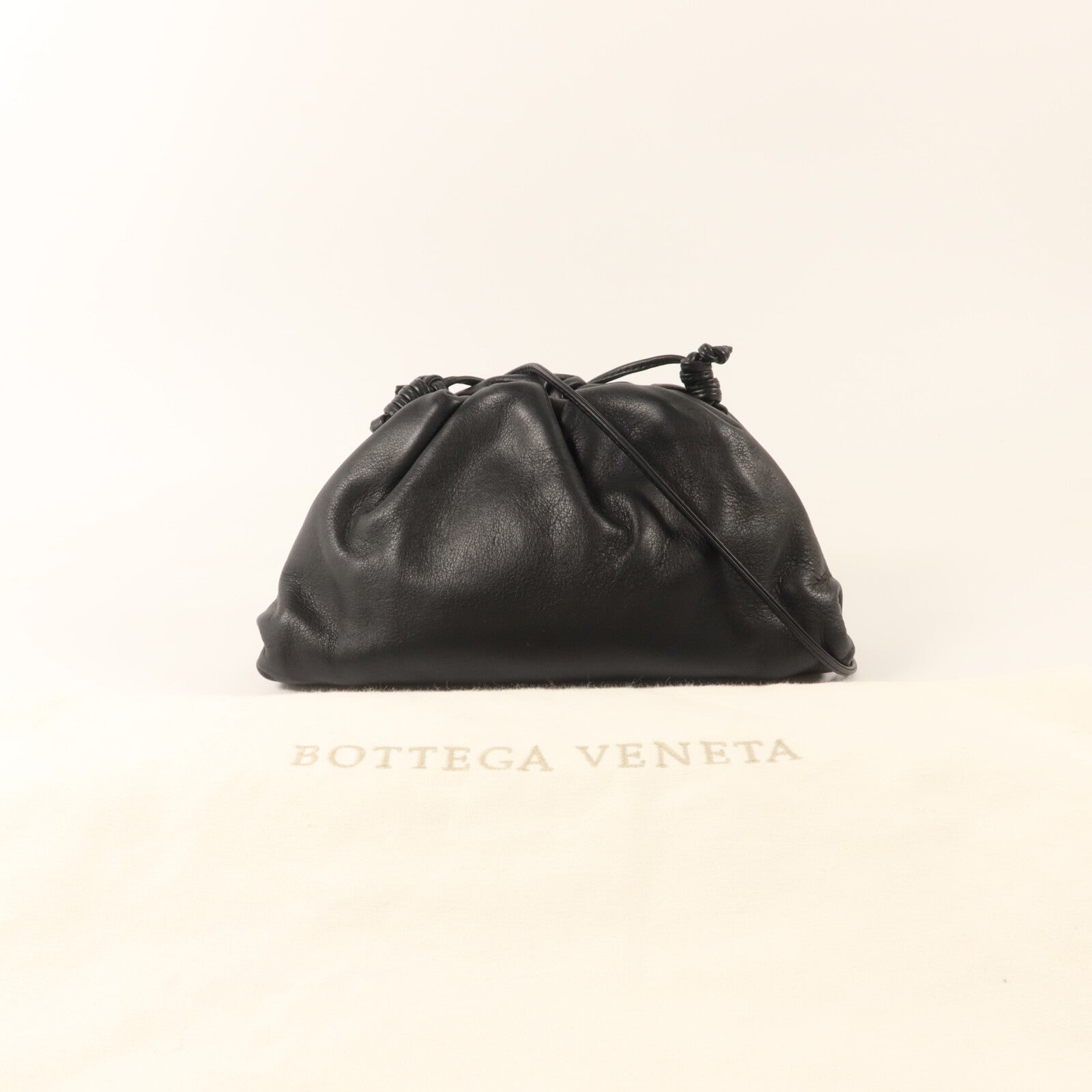 BOTTEGA VENETA 羊皮皮革The Mini Pouch肩背袋