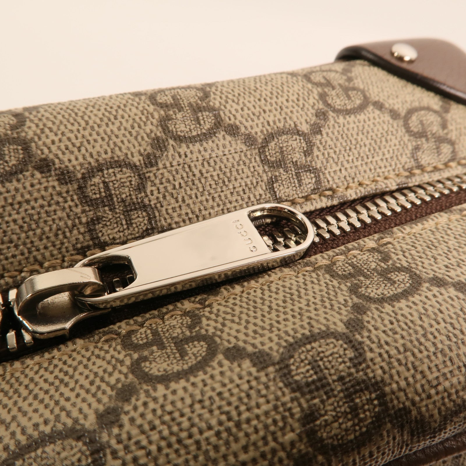 GUCCI 塗層帆布Shoulder Bag銀扣肩背袋