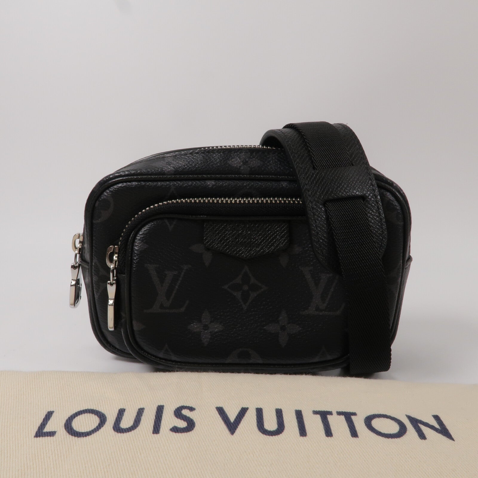 LOUIS VUITTON Taigalama Outdoor Pochette腰包