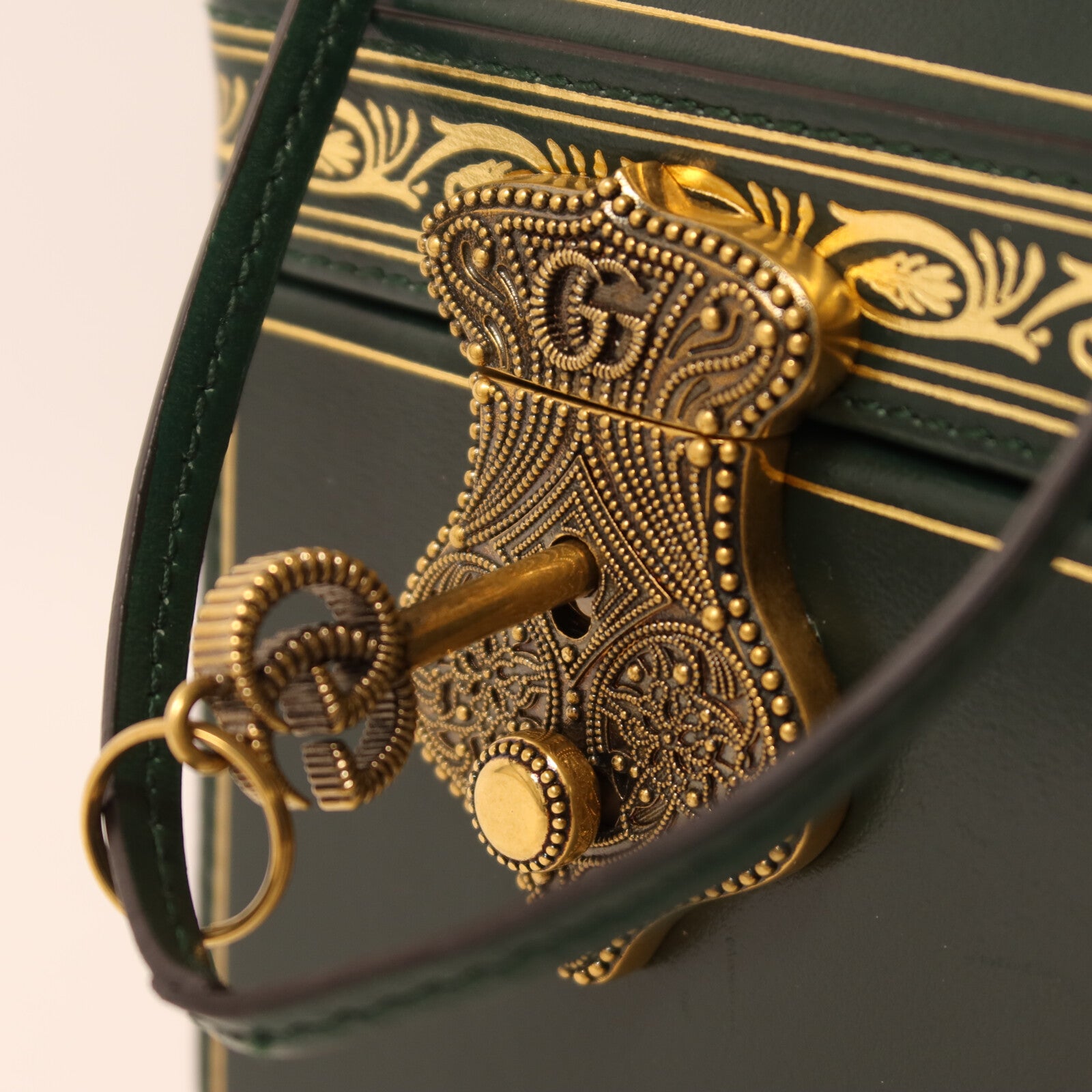GUCCI 牛皮皮革Mini Geometric Clutch手拿包
