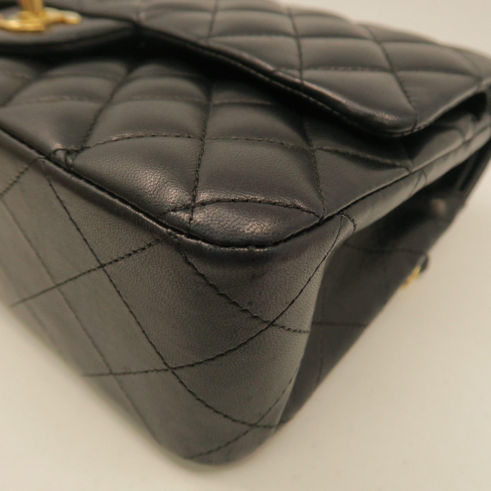 CHANEL rhombic sheepskin leather Chain Shoulder gold buckle chain shoulder bag black