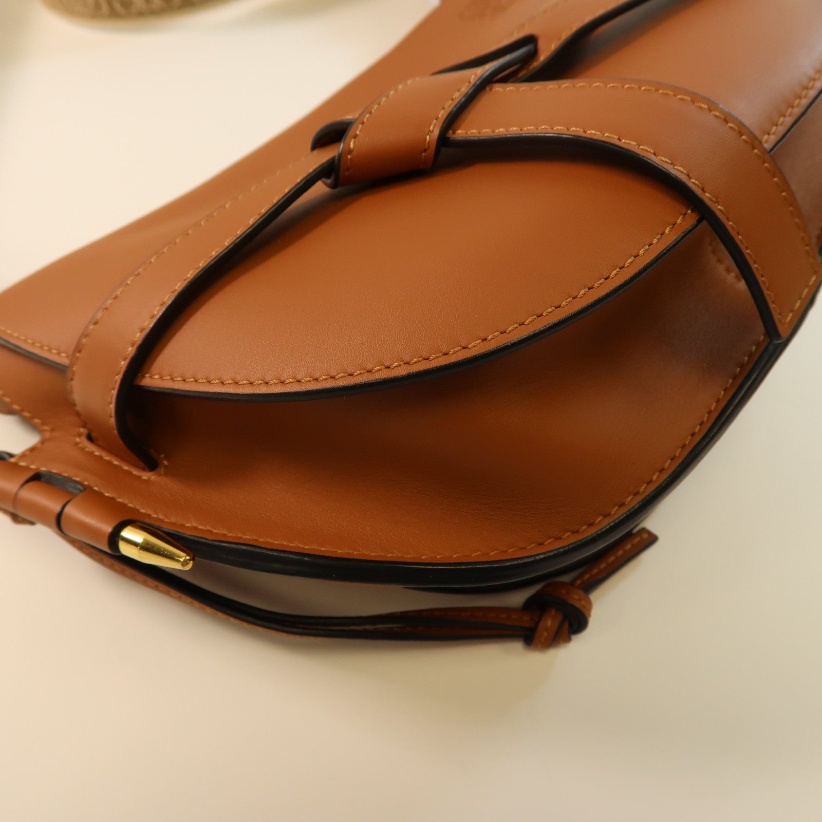LOEWE 牛皮皮革Gate金扣肩背袋啡色