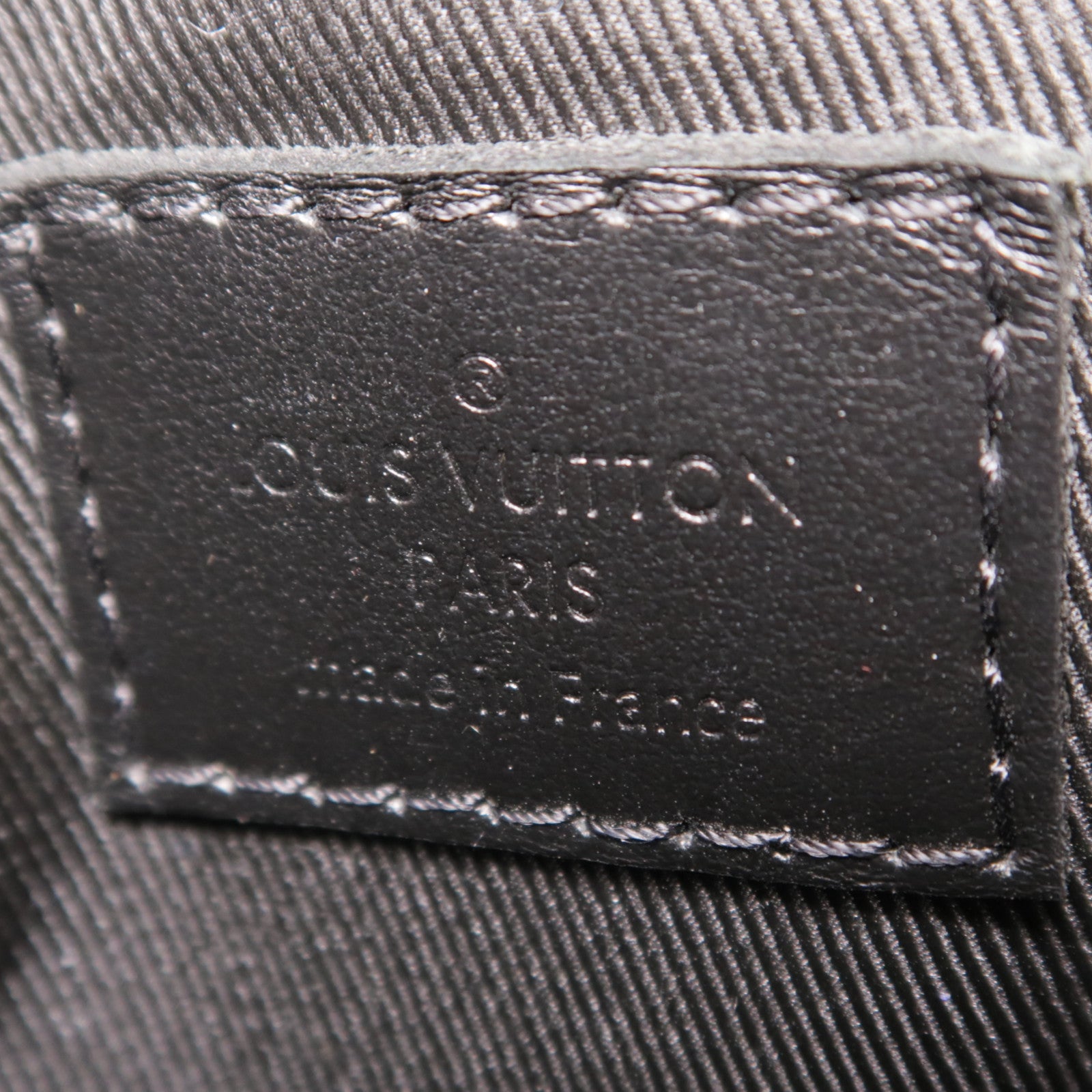 LOUIS VUITTON Monogram Eclipse S-Lock Vertical肩背袋