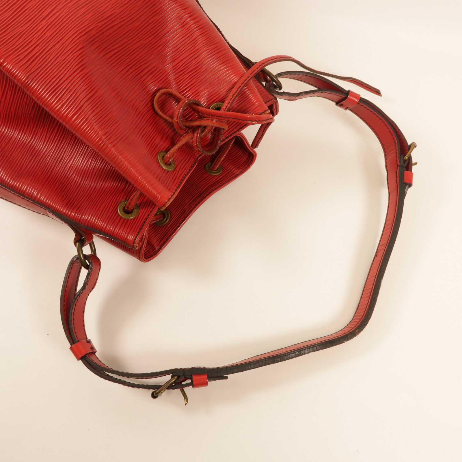 LOUIS VUITTON Epi Noe金扣肩背袋