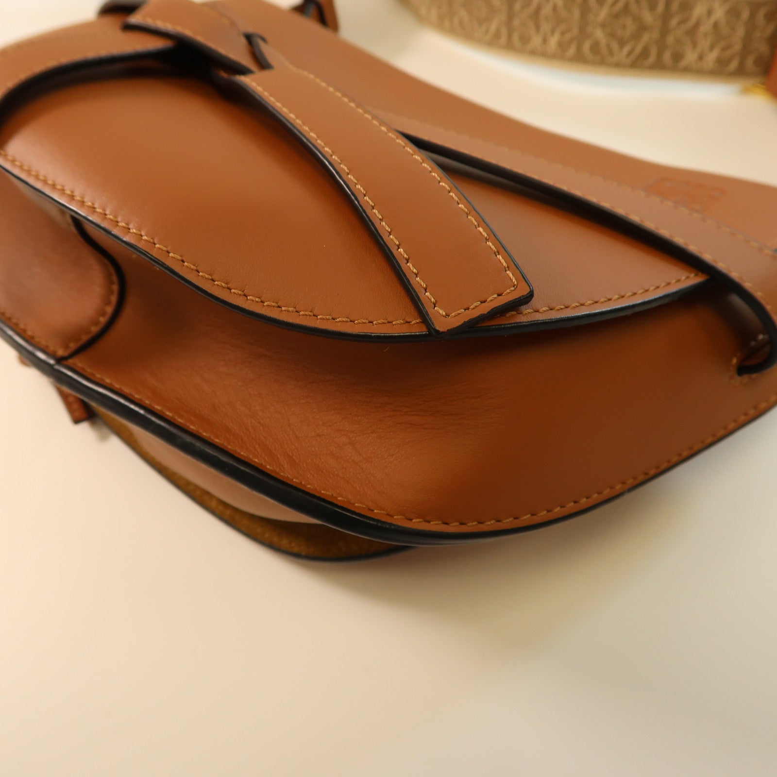 LOEWE 牛皮皮革Gate金扣肩背袋啡色