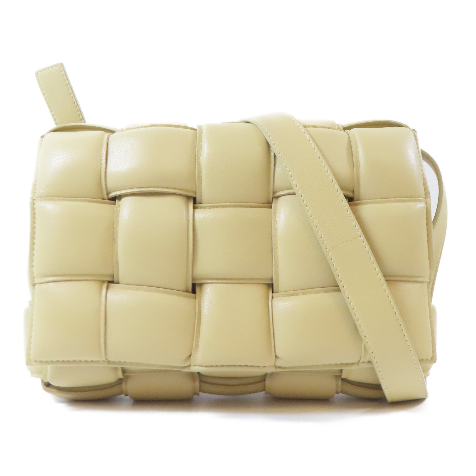 BOTTEGA VENETA 羊皮皮革Cassette Medium金扣肩背袋米色