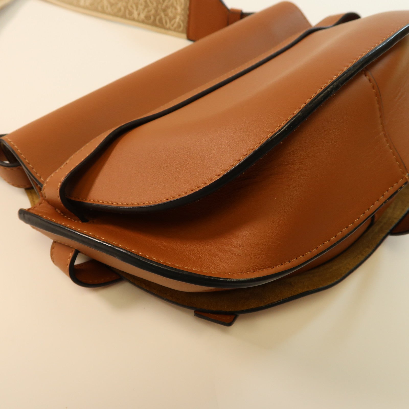 LOEWE 牛皮皮革Gate金扣肩背袋啡色