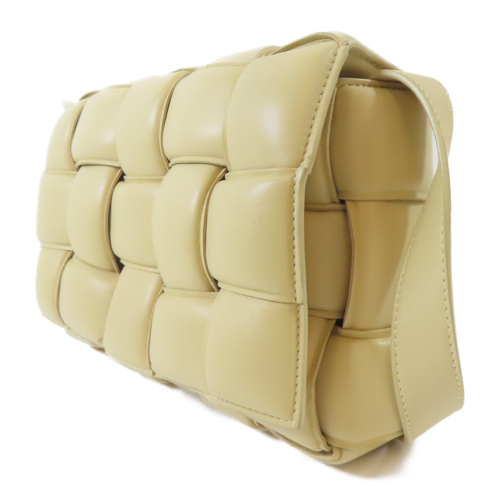 BOTTEGA VENETA 羊皮皮革Cassette Medium金扣肩背袋米色