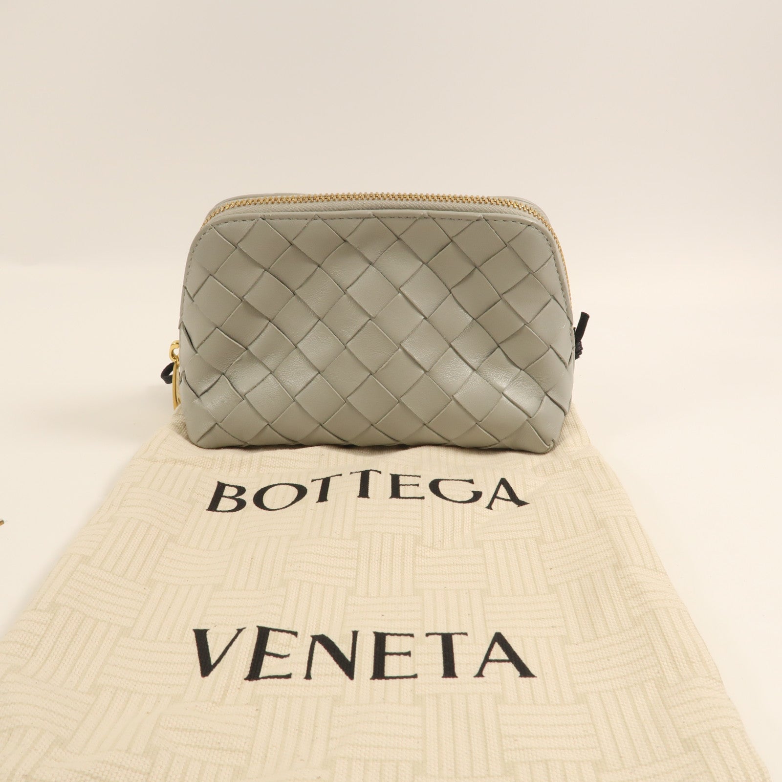 BOTTEGA VENETA 羊皮皮革Pouch金扣手拿包灰色