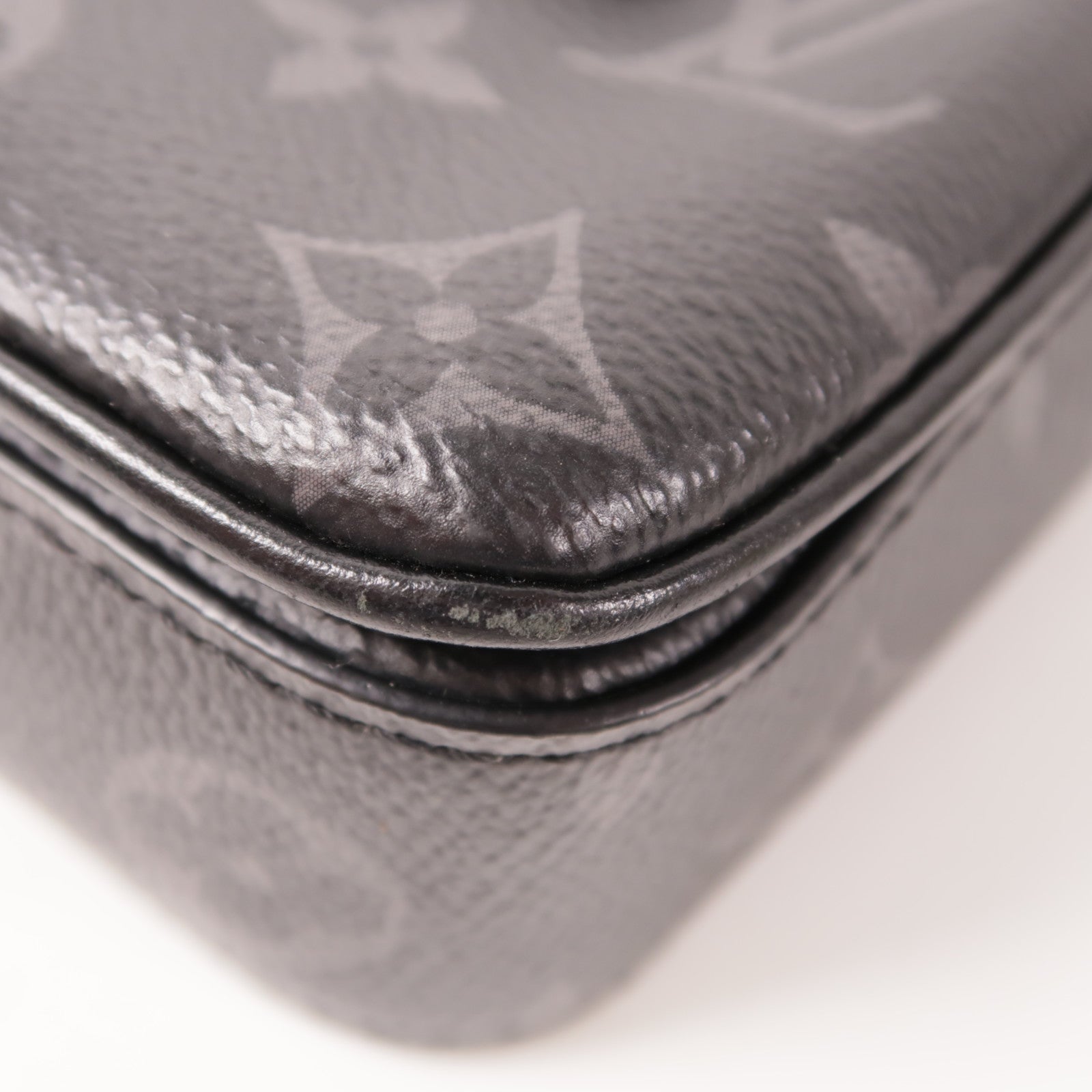 LOUIS VUITTON Monogram Eclipse S-Lock Vertical肩背袋