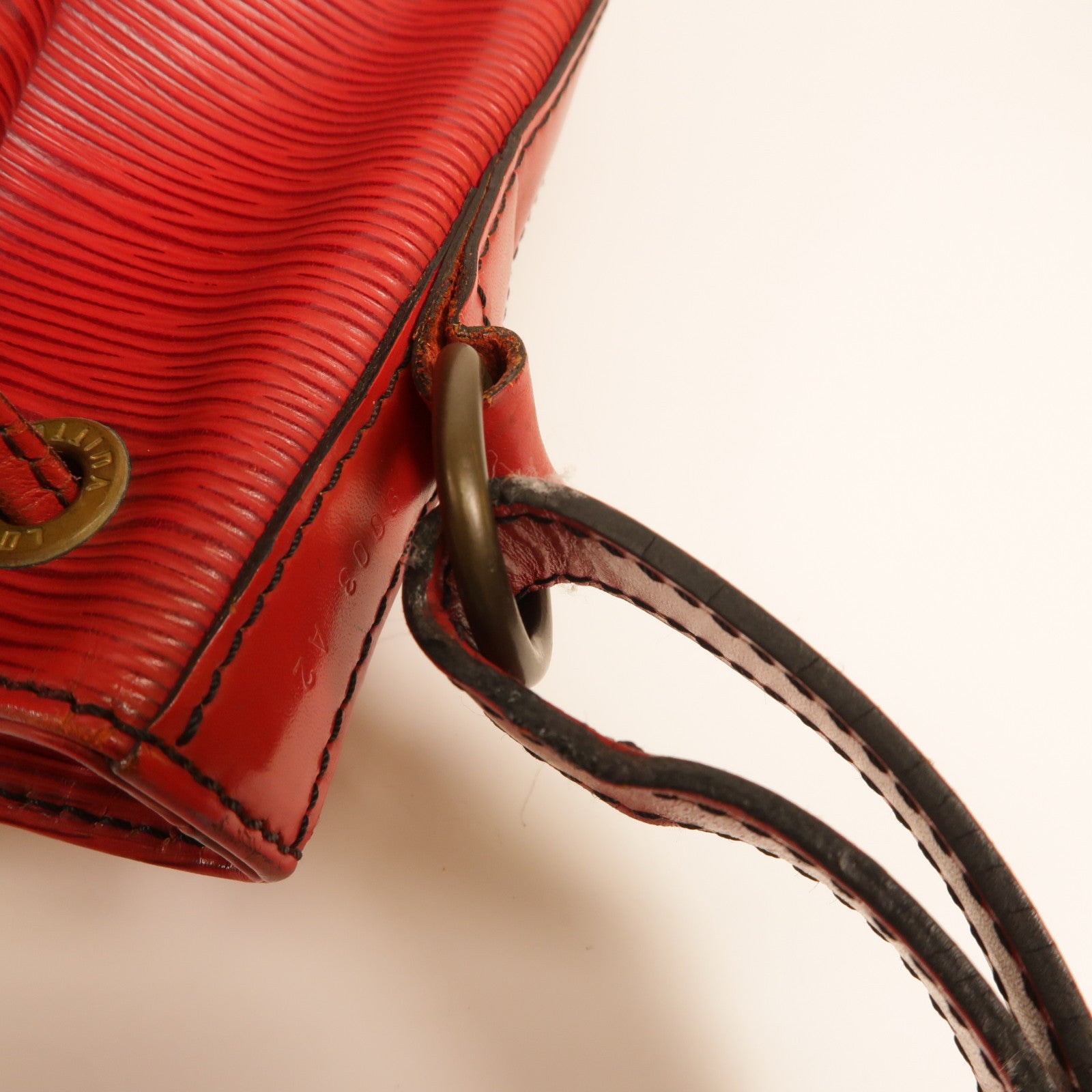 LOUIS VUITTON Epi Noe金扣肩背袋