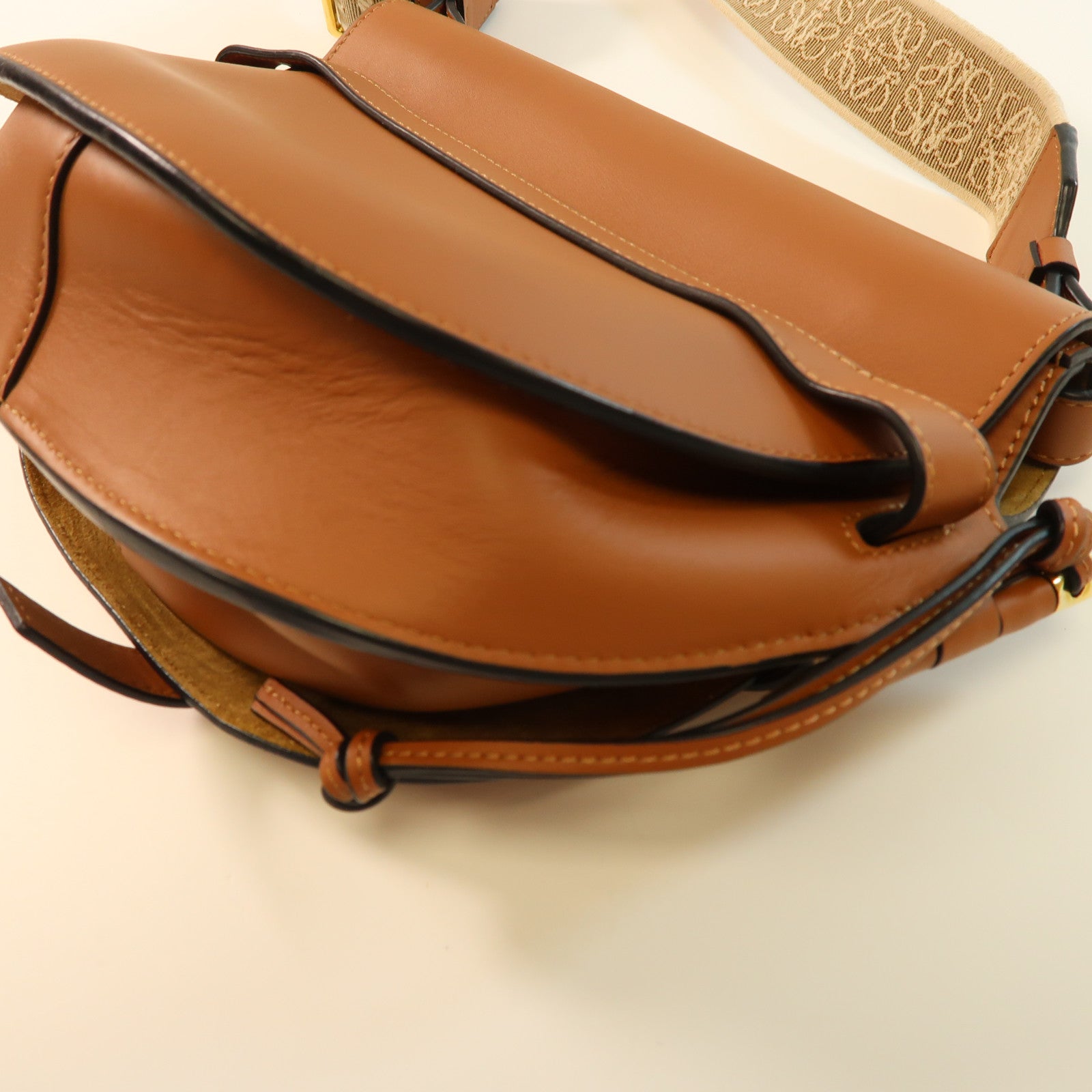 LOEWE 牛皮皮革Gate金扣肩背袋啡色