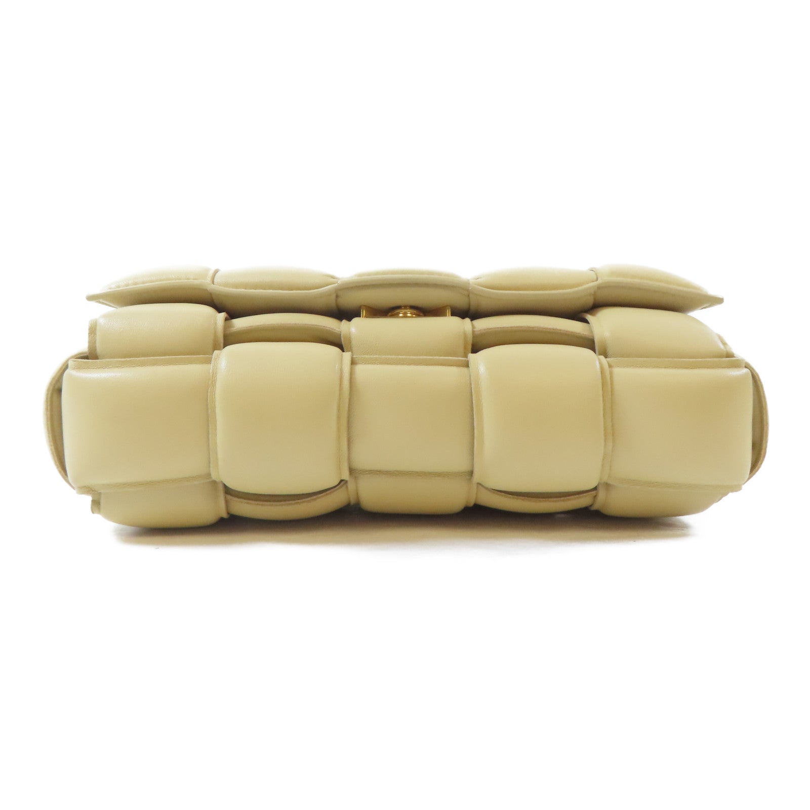 BOTTEGA VENETA 羊皮皮革Cassette Medium金扣肩背袋米色