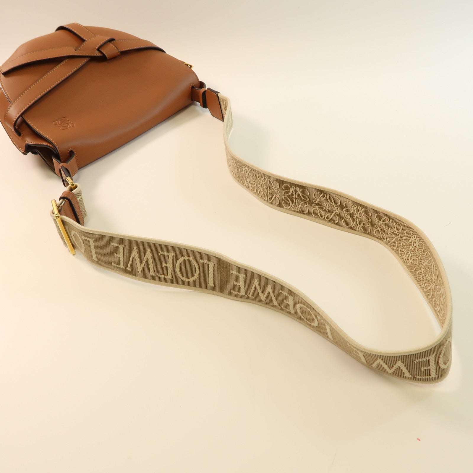 LOEWE 牛皮皮革Gate金扣肩背袋啡色
