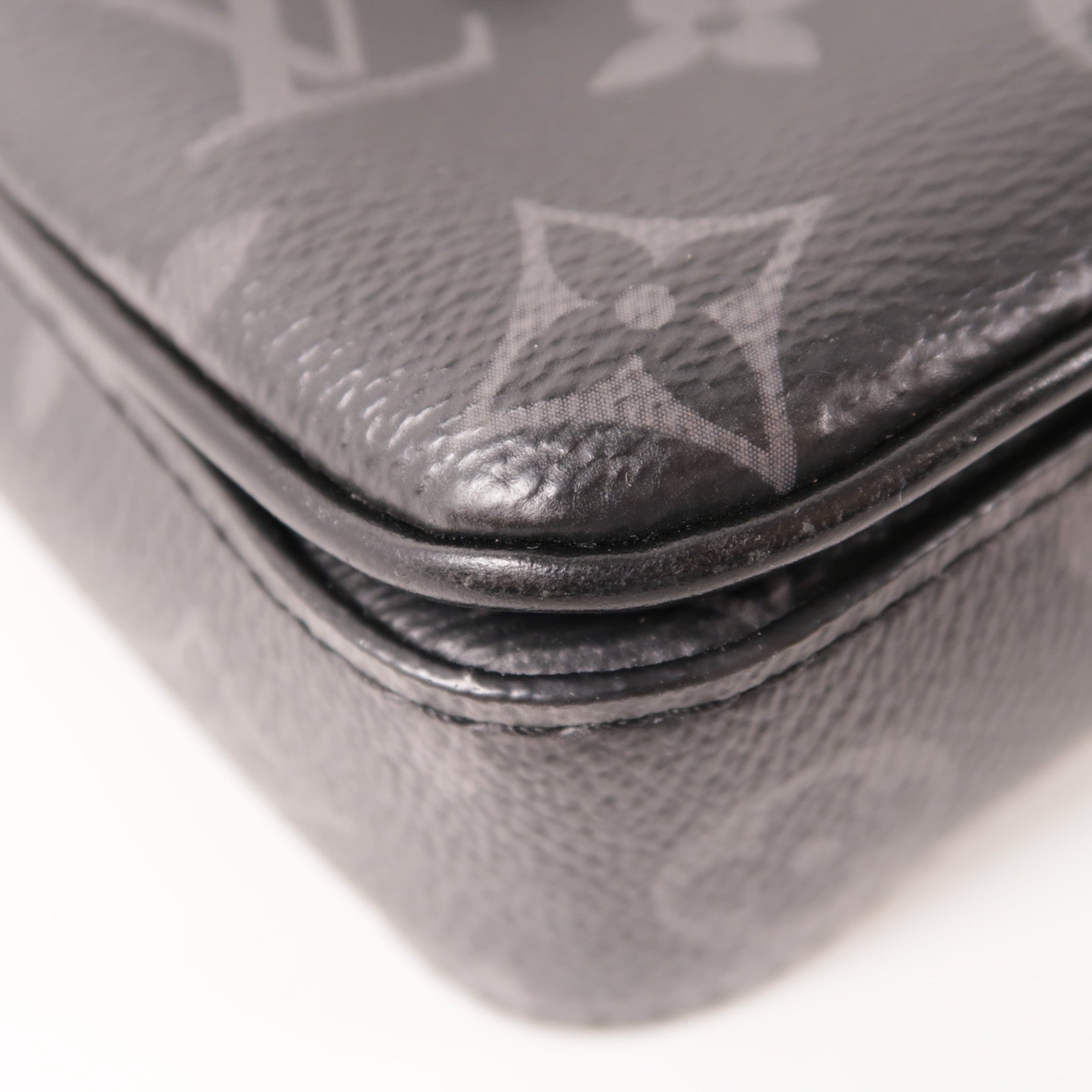 LOUIS VUITTON Monogram Eclipse S-Lock Vertical肩背袋