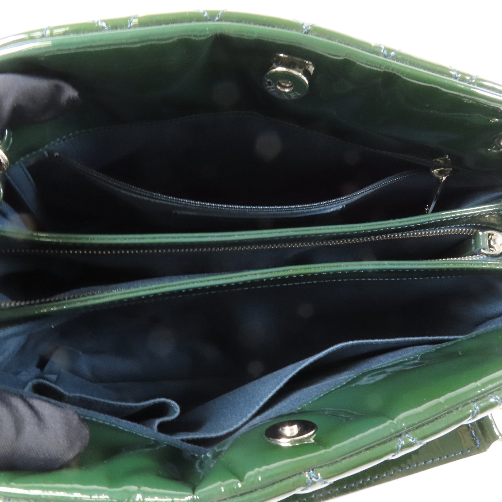 CHANEL 漆皮皮革Shoulder Bag銀扣肩背袋