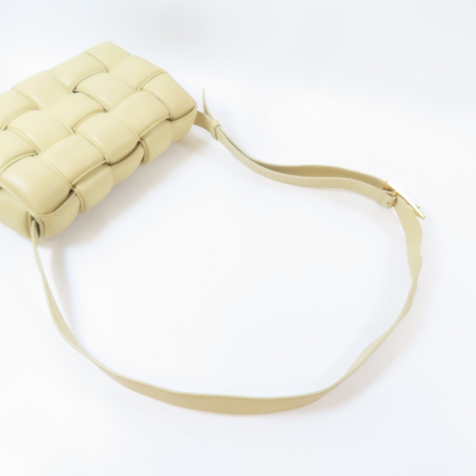 BOTTEGA VENETA 羊皮皮革Cassette Medium金扣肩背袋米色