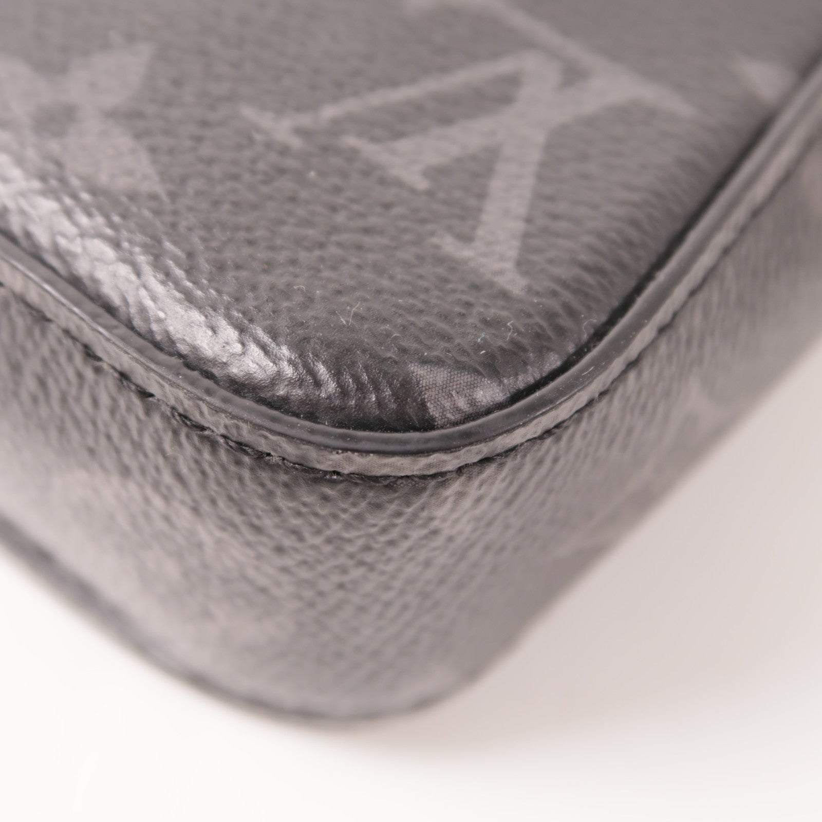 LOUIS VUITTON Monogram Eclipse S-Lock Vertical肩背袋