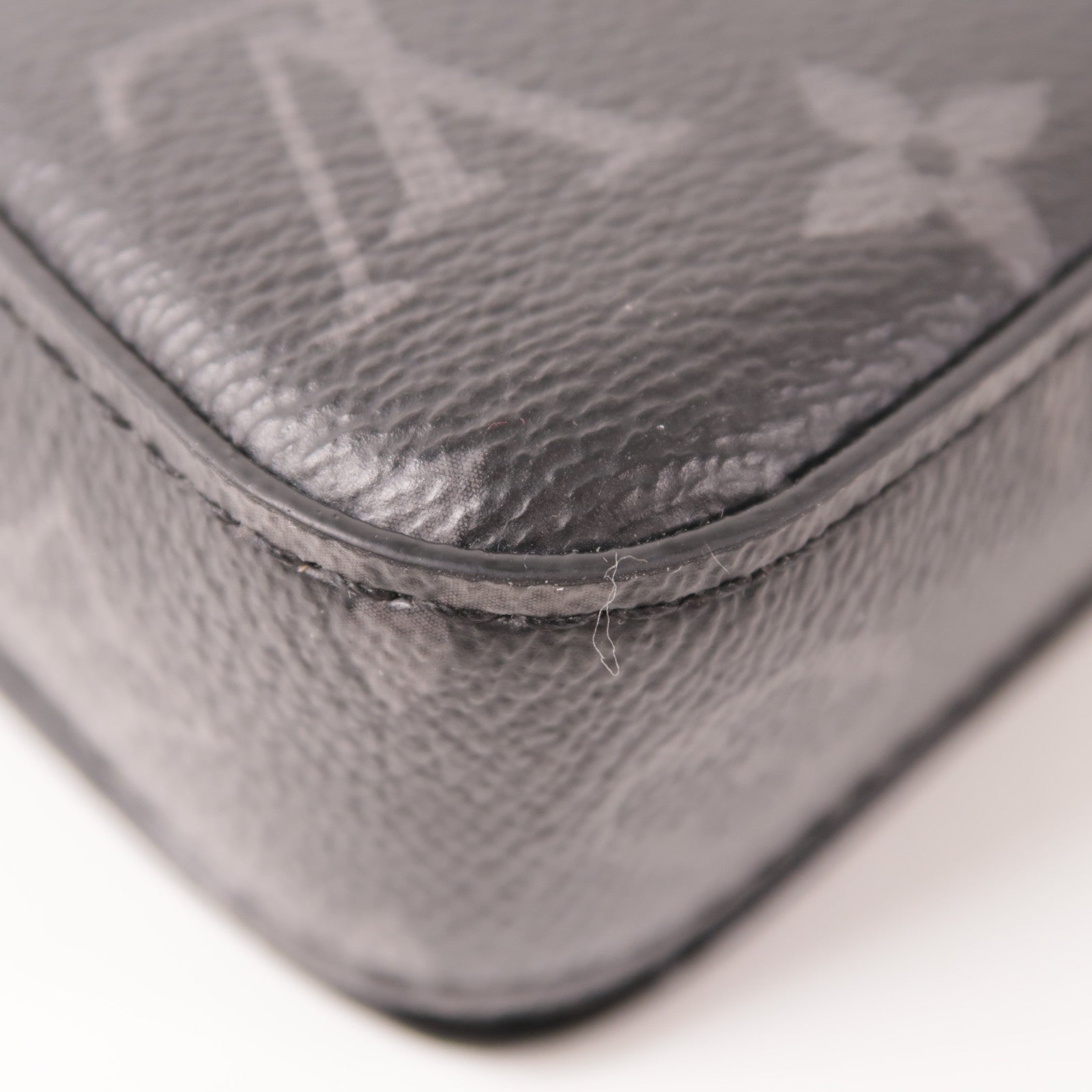 LOUIS VUITTON Monogram Eclipse S-Lock Vertical肩背袋
